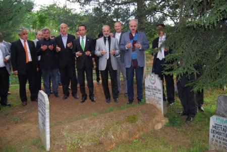 Kurtulmuş, Adnan Demirtürk’ün Kabrini Ziyaret Etti