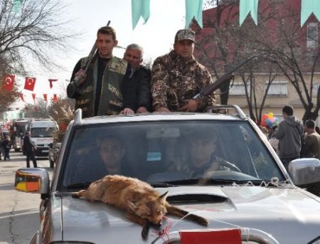 Kurtuluş Gününde Avcılar Avladıkları Hayvanlarla Geçiş Yaptı