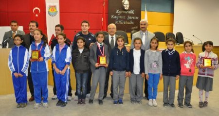 Kurtuluş koşusunun şampiyonları madalyalarını aldı