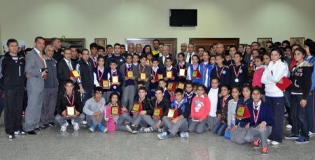 Kurtuluş koşusunun şampiyonları madalyalarını aldı