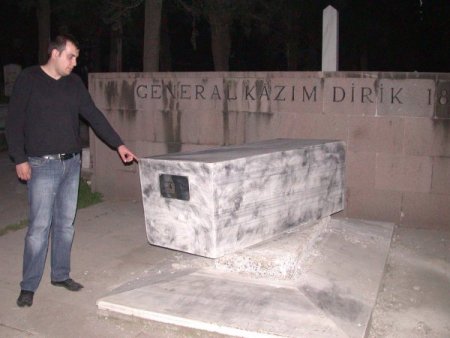 Kurtuluş Savaşı Kahramanı General Kazım Dirik'in Anıt Mezarını Yağmaladılar