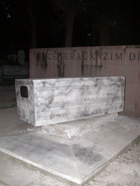 Kurtuluş Savaşı Kahramanı General Kazım Dirik'in Anıt Mezarını Yağmaladılar
