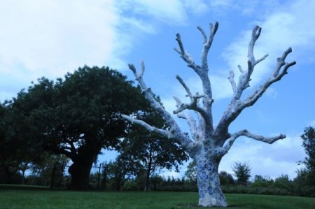 Kuruyan ağaçlar, sanatsal motiflerle hayat buluyor