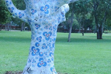 Kuruyan ağaçlar, sanatsal motiflerle hayat buluyor