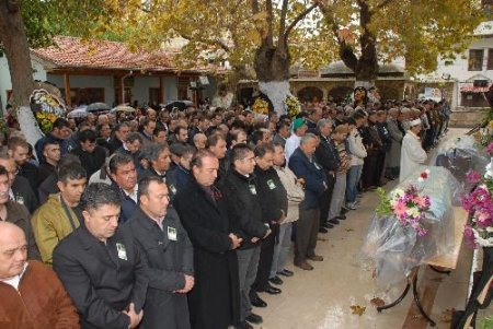Kuşadalı İşadamı Ve Eşi Toprağa Verildi