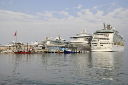 Kuşadası Limanı'na beş kruvaziyerle 15 bin turist geldi