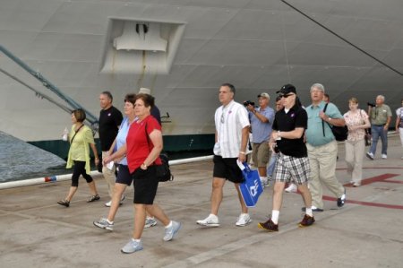 Kuşadası Limanı'na beş kruvaziyerle 15 bin turist geldi