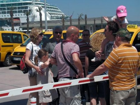 Kuşadası Taksicilerinin 'götürürsün, Getiremezsin' Tartışması Devam Ediyor