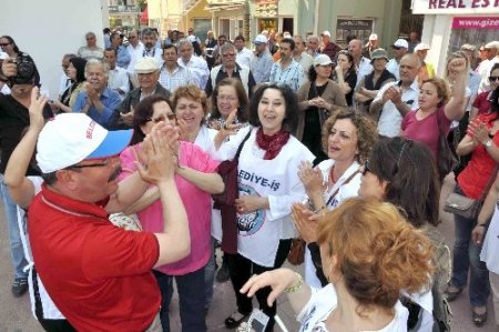 Kuşadası'nda 1 Mayıs davul zurnayla kutlandı