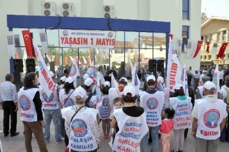 Kuşadası'nda 1 Mayıs davul zurnayla kutlandı