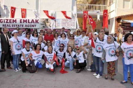 Kuşadası'nda 1 Mayıs davul zurnayla kutlandı