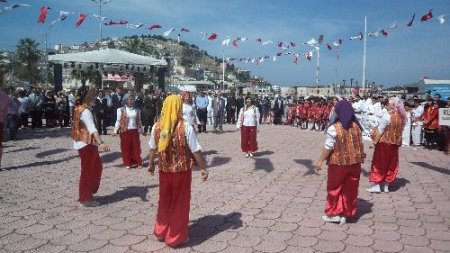 Kuşadası’nda 19 Mayıs karada, havada ve denizde kutlandı