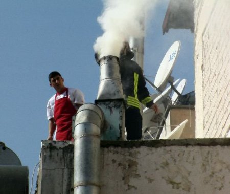 Kuşadası'nda Bir İşyerinin Bacası Yandı