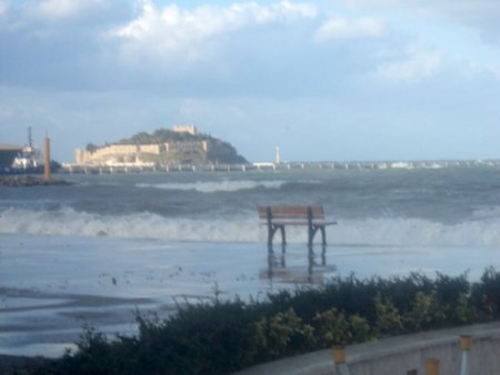 Kuşadası'nda fırtına ve sağanak yağış etkili oldu
