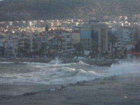 Kuşadası'nda fırtına ve sağanak yağış etkili oldu