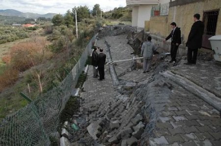 Kuşadası'nda Heyelandan Kayan Binalarda Tehlike Devam Ediyor