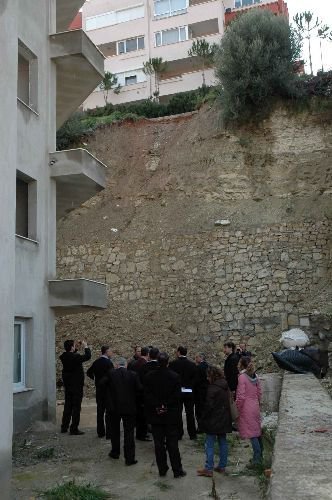 Kuşadası'nda Heyelandan Kayan Binalarda Tehlike Devam Ediyor