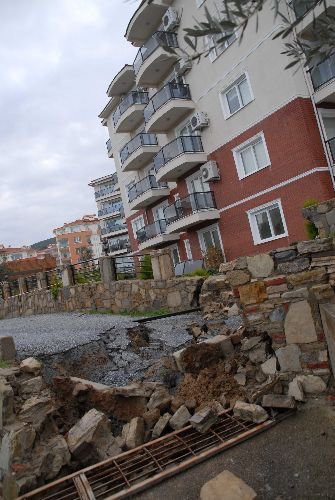 Kuşadası'nda Heyelandan Kayan Sitenin Komşuları Da Tedirgin