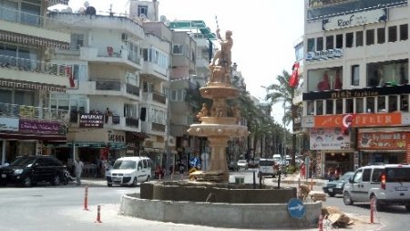 Kuşadası'nda Posesidon heykeli tartışması