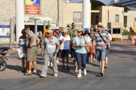 Kuşadası'nda turistler için şehiriçi yürüyüş turları başladı