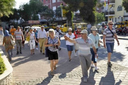 Kuşadası'nda turistler için şehiriçi yürüyüş turları başladı