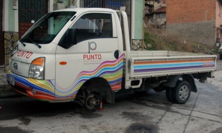 Kütahya polisi onlarca aracın lastiklerini kesen şüphelileri arıyor