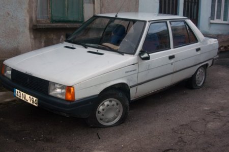 Kütahya polisi onlarca aracın lastiklerini kesen şüphelileri arıyor