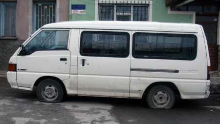 Kütahya polisi onlarca aracın lastiklerini kesen şüphelileri arıyor