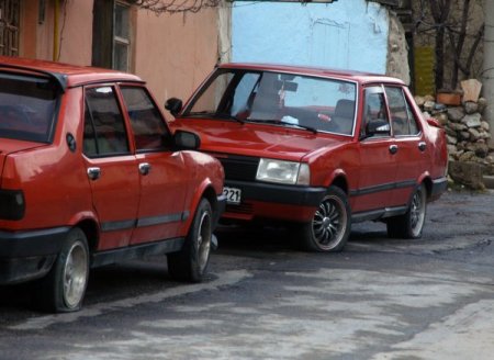 Kütahya polisi onlarca aracın lastiklerini kesen şüphelileri arıyor