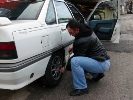 Kütahya polisi onlarca aracın lastiklerini kesen şüphelileri arıyor