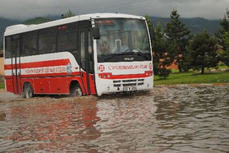 Kütahya'da Bir Saat Süren Şiddetli Yağış Hayatı Felç Etti