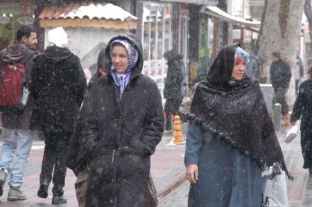 Kütahya'da Kar Yağışı Ve Tipi Ulaşımı Olumsuz Etkiliyor