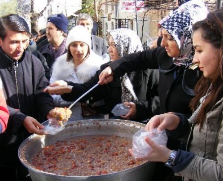 Kütahya'da Partiler Aşure Dağıtma Yarışına Girdi