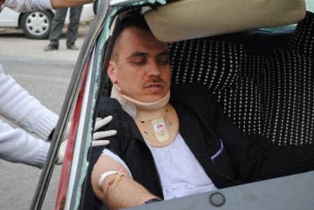 Kütahya'da Trafik Kazası: 3 Yaralı