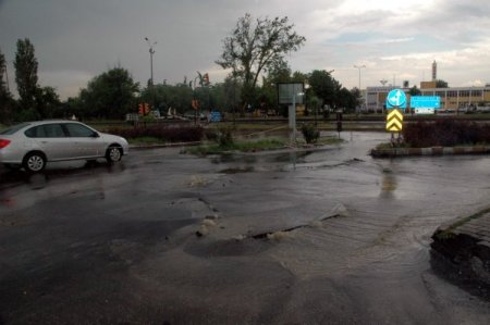 Kütahya'da Yağış Hayatı Felç Etti