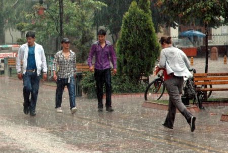 Kütahya'da Yağış Hayatı Felç Etti