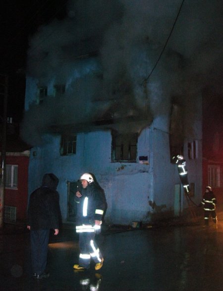 Kütahya'da yangın paniği: 1 kişi dumandan etkilendi