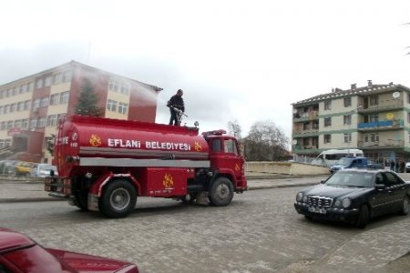 Kutlu Doğum dolayısıyla Eflani'de sokaklar gül suyu ile yıkandı