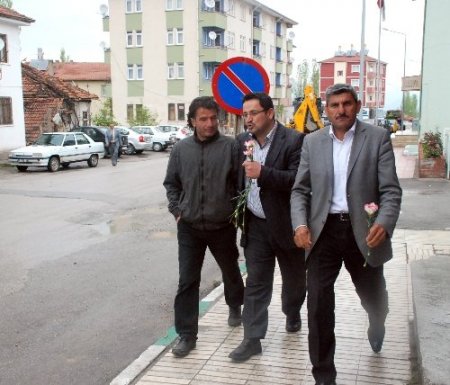 Kutlu Doğum Haftası dolayısıyla binlerce karanfil dağıtıldı