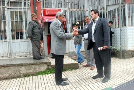 Kutlu Doğum Haftası dolayısıyla binlerce karanfil dağıtıldı