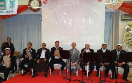 Kutlu Doğum Haftası'nda namazlarını camide kılan çocuklar ödüllendirildi