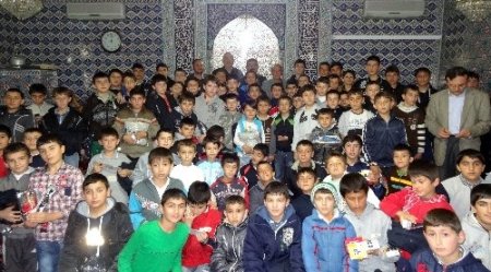 Kutlu Doğum Haftası'nda namazlarını camide kılan çocuklar ödüllendirildi