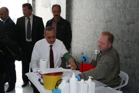 Kutlu Doğum Haftası'nda namazlarını camide kılan çocuklar ödüllendirildi