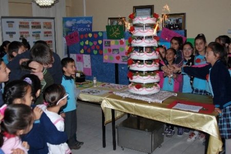 Kutlu Doğum için pasta kestiler