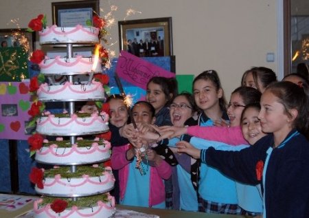 Kutlu Doğum için pasta kestiler