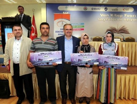 'Kutlu Doğum' kitap okuma yarışmasında dereceye girenler umre ile ödüllendirildi