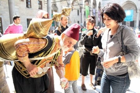 Kutlu Doğum'da turistler de unutulmadı