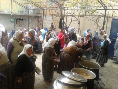 Kuyucak köylüleri aşure hayrında biraraya geldi