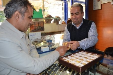 Kuyumcu, çeyrek altın isteyene işçiliksiz altın öneriyor