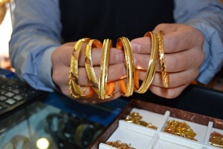 Kuyumcu, çeyrek altın isteyene işçiliksiz altın öneriyor
